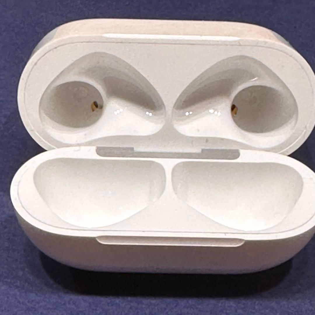 AirPods4 : アクティブノイズキャンセリング搭載モデル