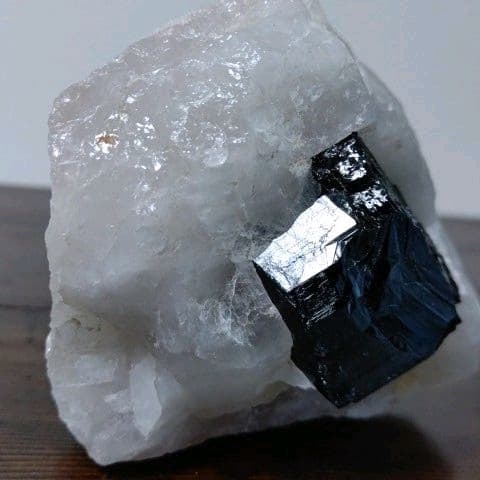 鉱物コレクション　鉄電気石（ショール）