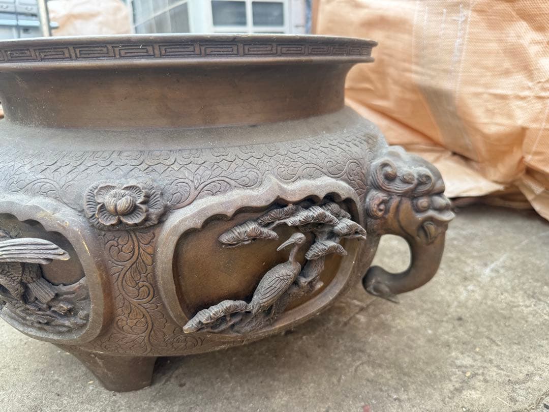 銅製　 花鳥文大火鉢 浮彫 饕餮 獣耳 三足 花鳥 φ39㎝ 重量約24.8㎏