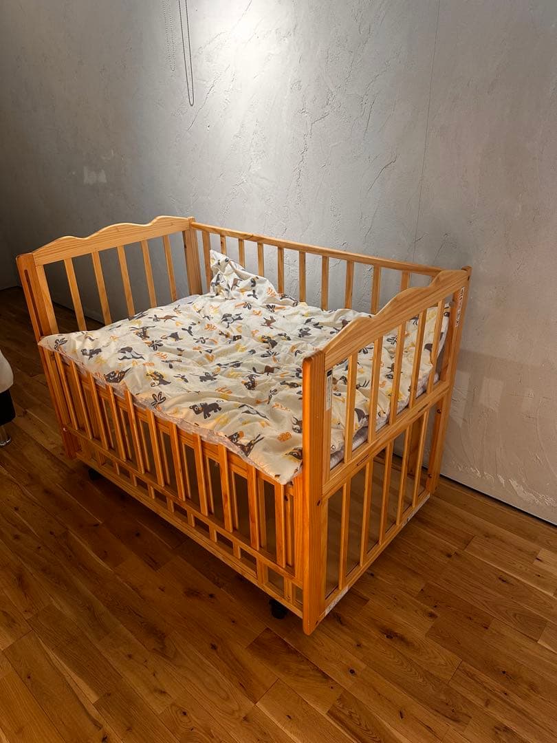 2回のみ使用　大和屋フラルＷオープンすのこベビーベッド　布団、マット付き