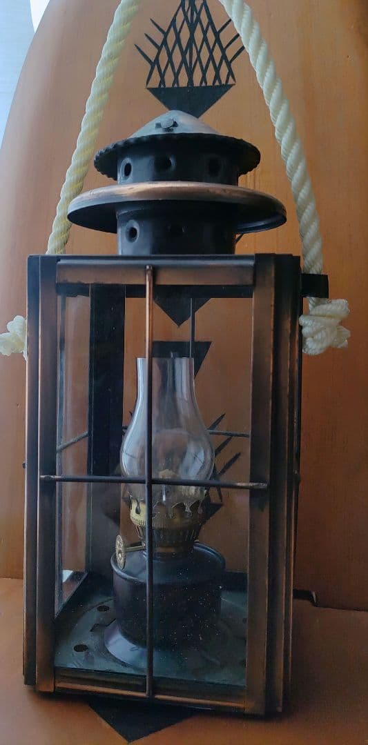アンティークオイルランタンになります4面をガラスで照らしてくれます★