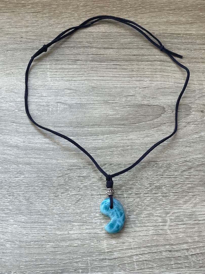 天然石ラリマー☆高品質！勾玉ペンダント☆ラリマーらしい模様が美しい！革紐付き