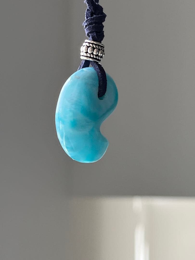 天然石ラリマー☆高品質！勾玉ペンダント☆ラリマーらしい模様が美しい！革紐付き