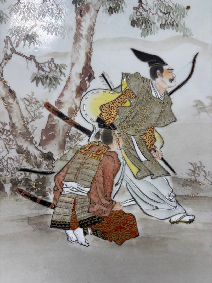 九谷焼 金彩飾の大皿　和装人物画／梅花文様／裏銘有り