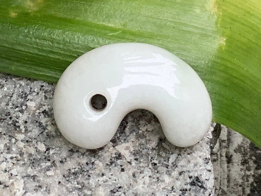 ✳白*混じり無し単色　糸魚川翡翠勾玉　本物ジェダイト　鑑別付　吉祥開運お守りに‼️