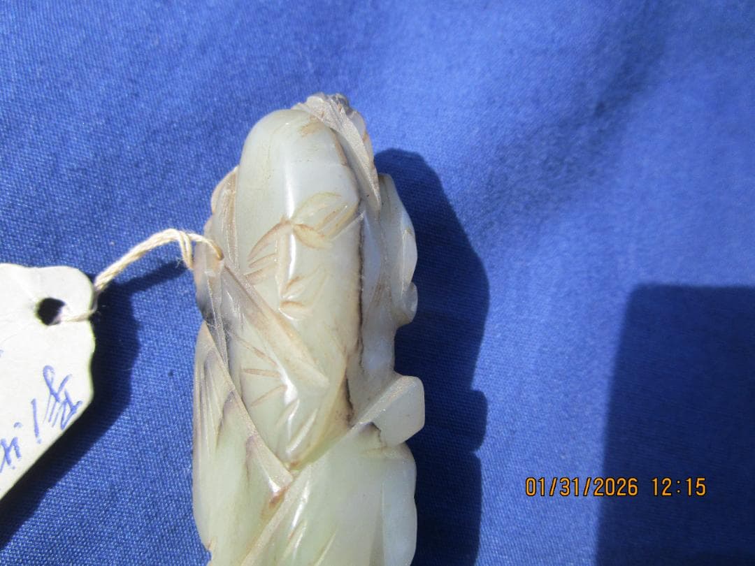 中国　玉　石細工　彫り物　根付　当時の札付き　翡翠【?】 工芸品　細工物　1個