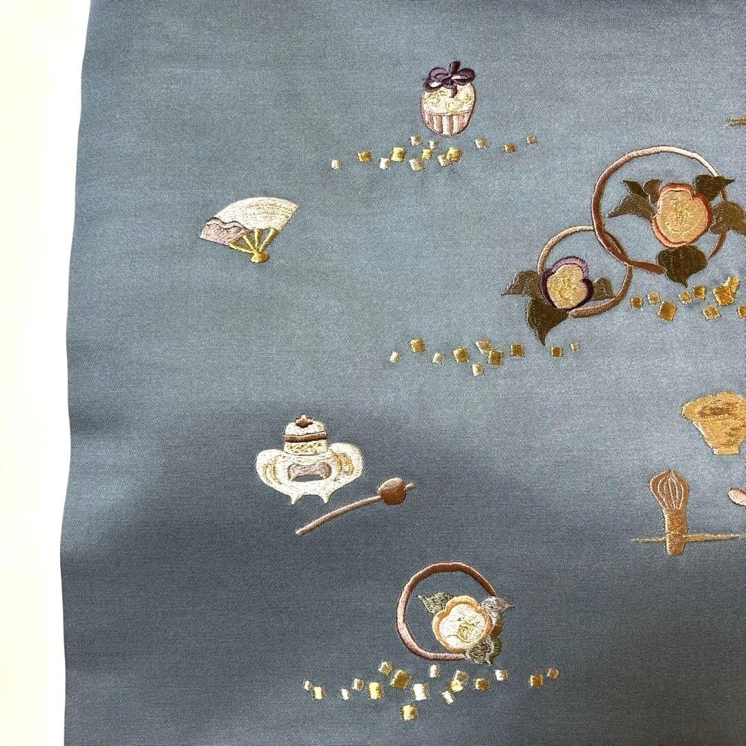 名古屋帯　刺繍　お茶道具尽くし 伝統色　湊鼠　お茶のお稽古　はんなり　可愛い⭐️