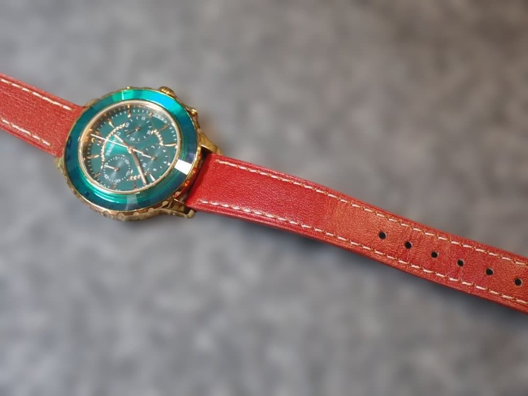 ●SWAROVSKI●グリーンフェイスクロノグラフ●赤のレザーベルト●美品稼 働