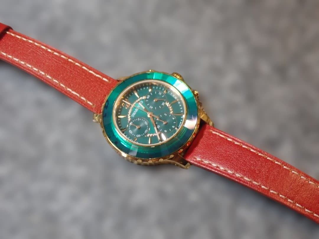 ●SWAROVSKI●グリーンフェイスクロノグラフ●赤のレザーベルト●美品稼 働