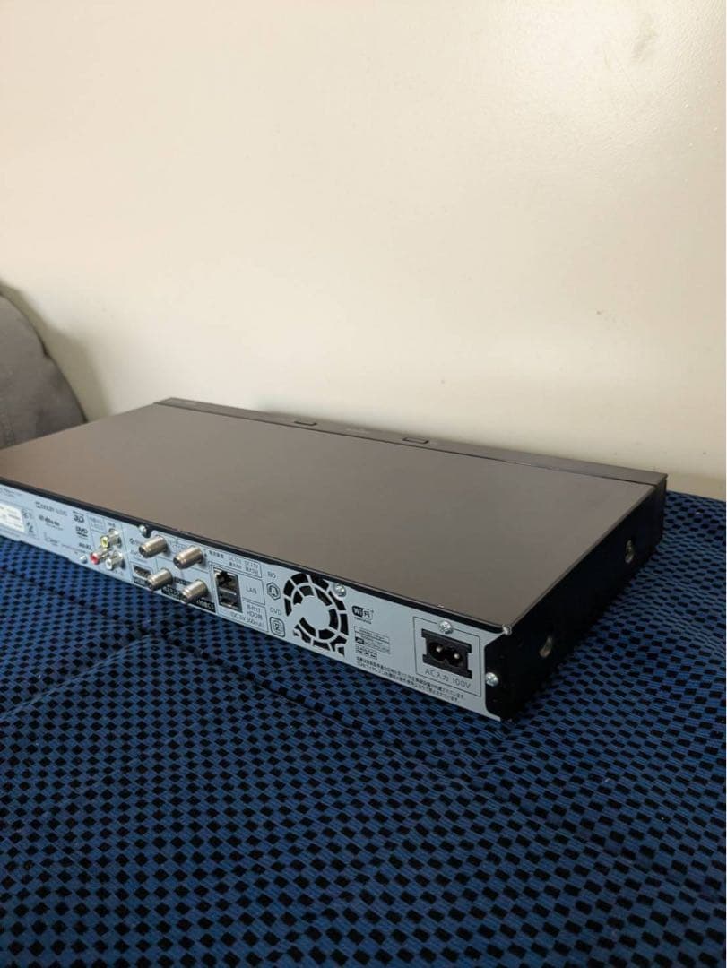 ブルーレイレコーダー 黒 リモコン付き