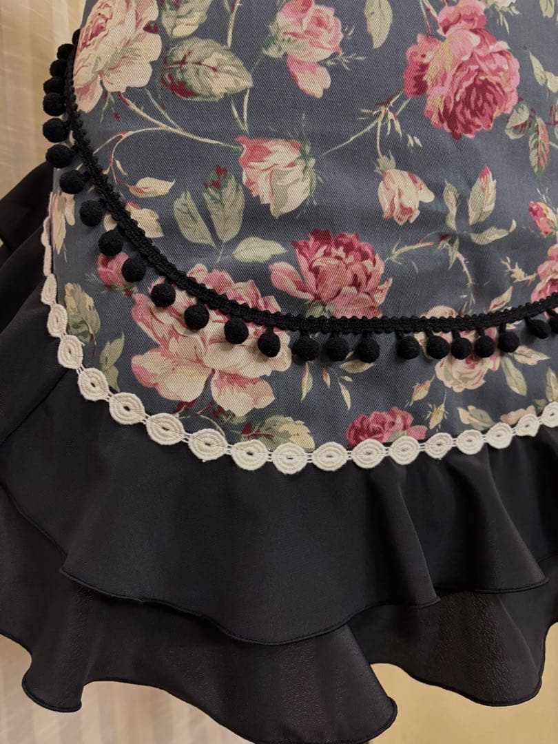 エプロン　ショート　グレーピンクバラ柄　黒フリル　黒ポンポン　生成水玉レース
