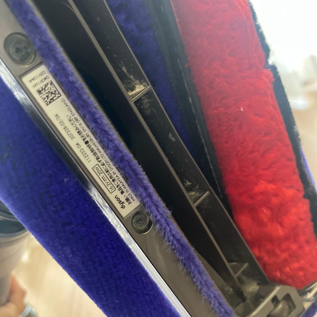 【値下げ！】ダイソン　V8fluffy dyson 台付き　掃除機