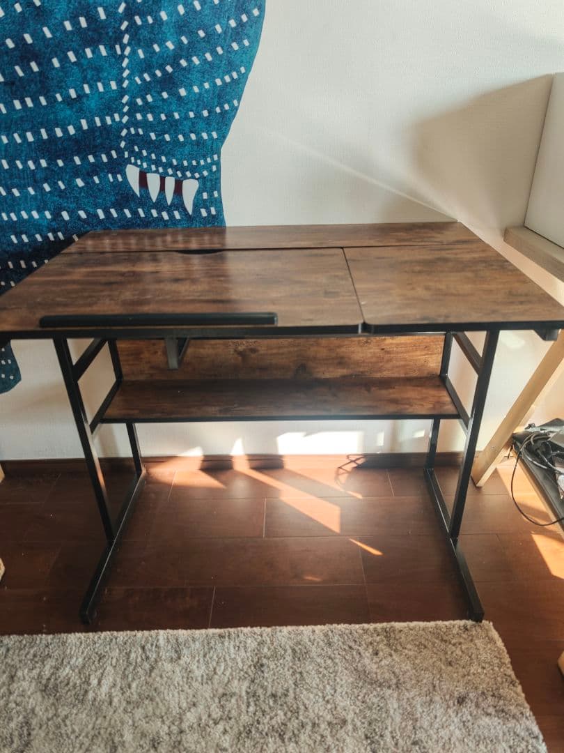 傾斜可能な木製パソコンデスク