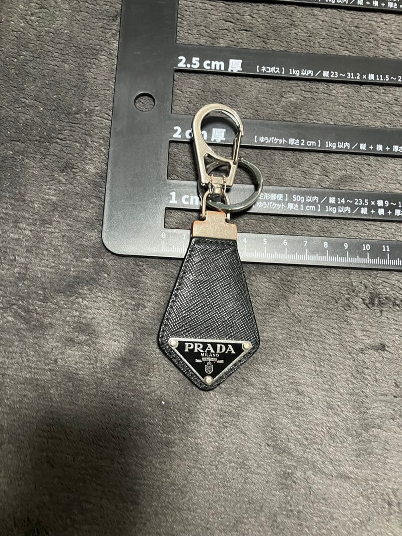 プラダ　キーホルダー　ストラップ　キーリング