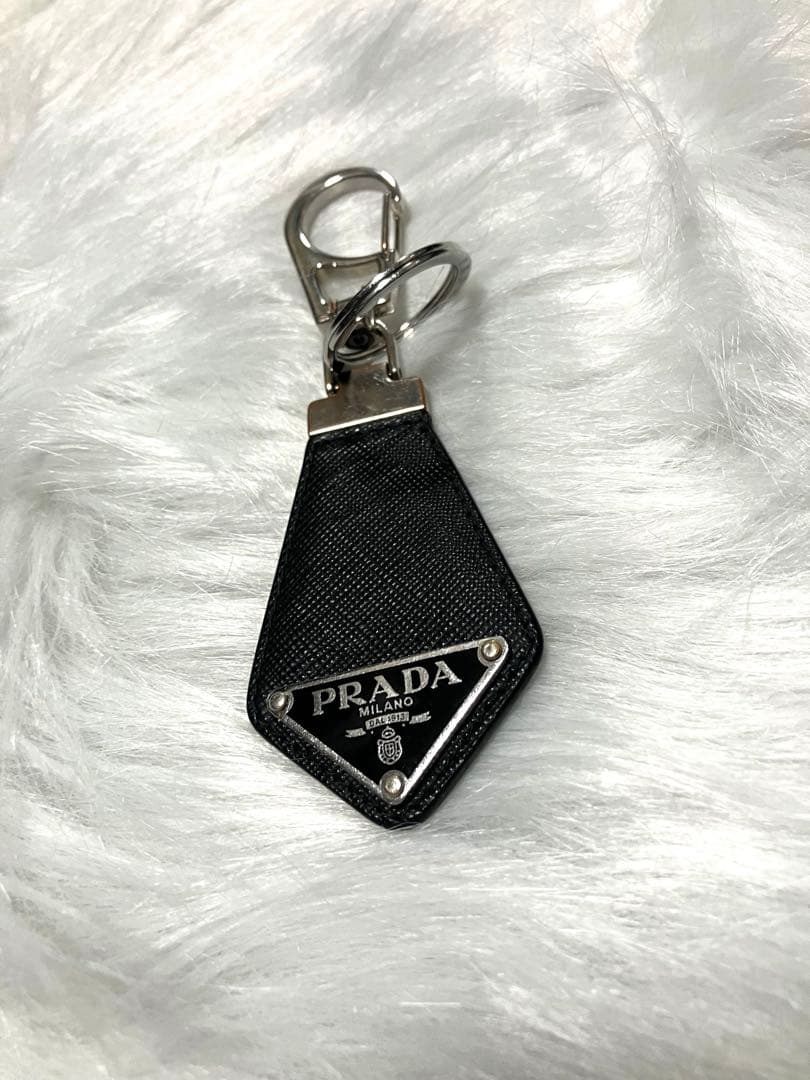 プラダ　キーホルダー　ストラップ　キーリング
