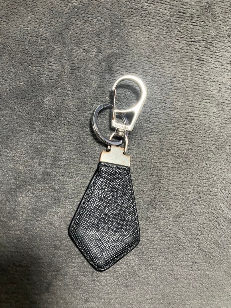 プラダ　キーホルダー　ストラップ　キーリング