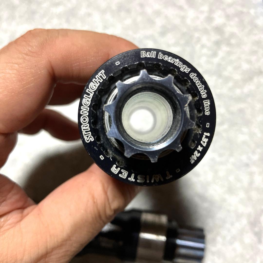 ストロングライト TWISTER BBボトムブラケット(チタン)