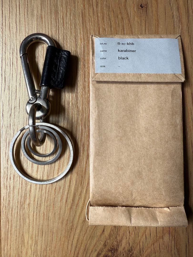 エンダースキーマ　カラビナ　ブラック
