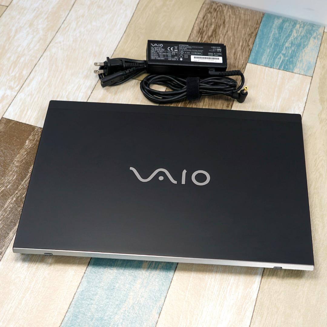 高年式の１３インチ薄型軽量モバイル✨１０世代コアｉ５に超高速新品ＳＳＤ５００ＧＢ