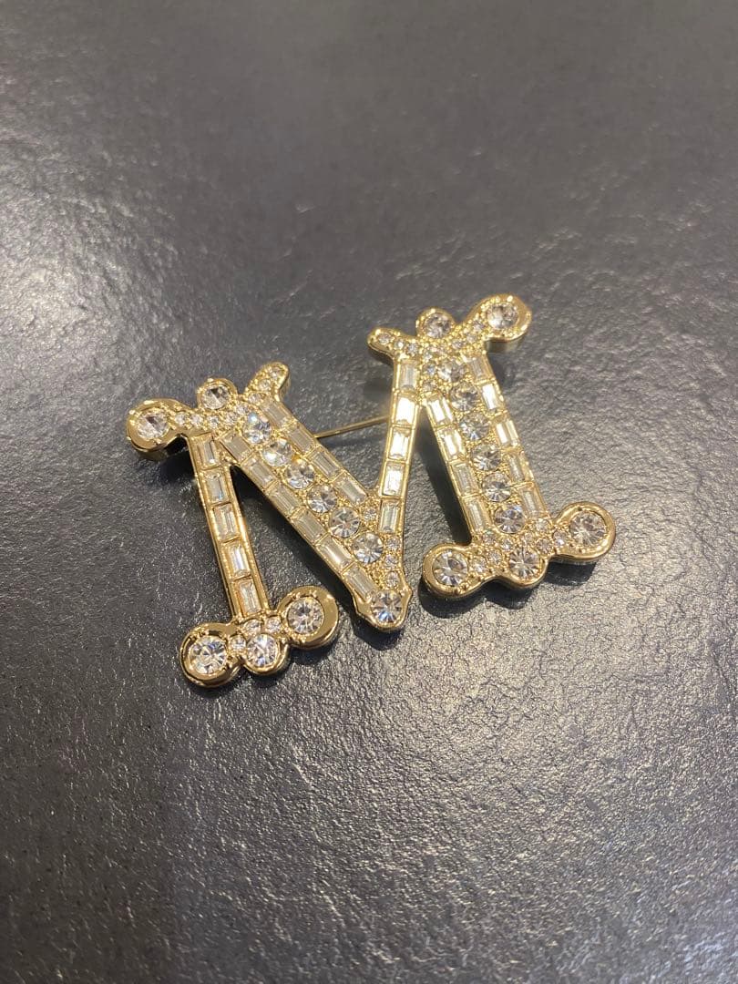 Maxmara クリスタルブローチ