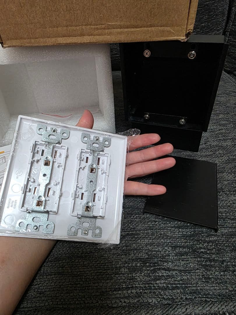 コンセント　隠し金庫　ホワイト　埋め込み　本物の壁プレート未使用品または未開封品