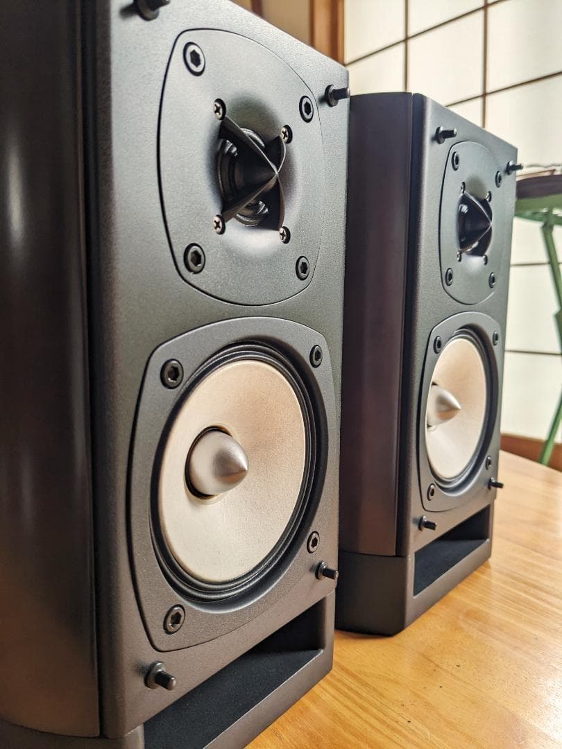 美しい形状と音を持つ ONKYO D-112EXTスピーカーペア