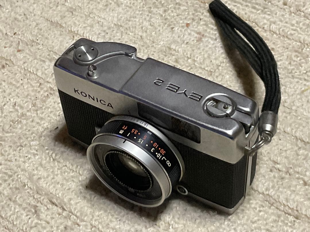 コニカカメラ　EYE 2。フイルムコンパクトカメラ。【昭和レトロ　現状。】。