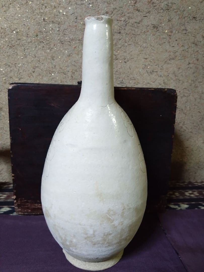 遼時代 白釉 陰刻 芍薬紋　皮嚢壺　鶏冠壺