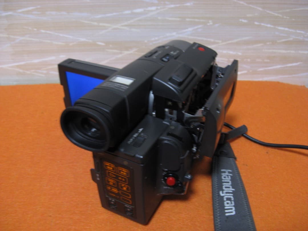 動作OK❗️☆SONYの液晶Hi8/8ミリビデオカメラ・CCD-TRV90