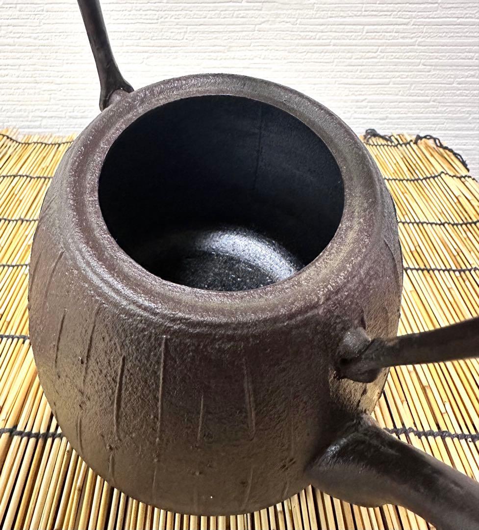 未使用、供箱等付属品付　南部盛栄堂販売 南部鉄瓶作家 及川 恒作 １５型雨地文