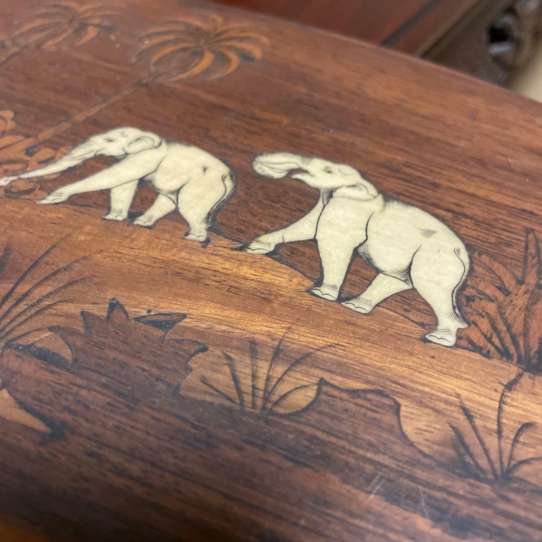 インドネシア　木製象彫刻楕円形プレート　飾り立て付き