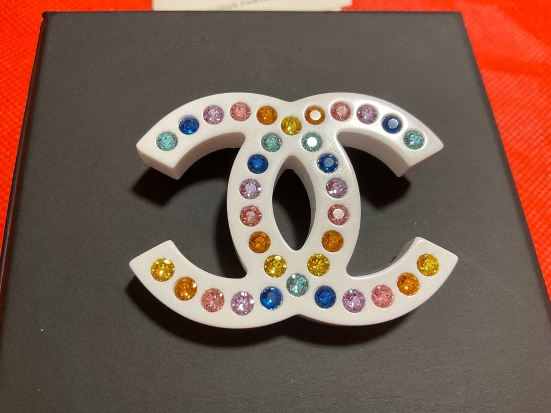CHANEL ホワイト クリスタルブローチ