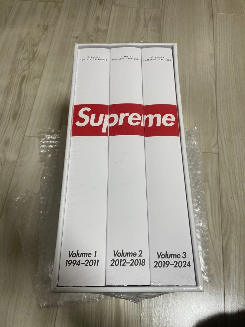 小物 Supreme 30 Years T-Shirts 1994-2024 Book