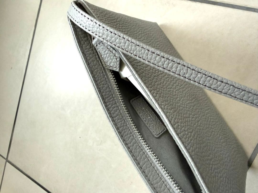 ［新品未使用！HushTug］ サコッシュ ショルダーバッグ 本革