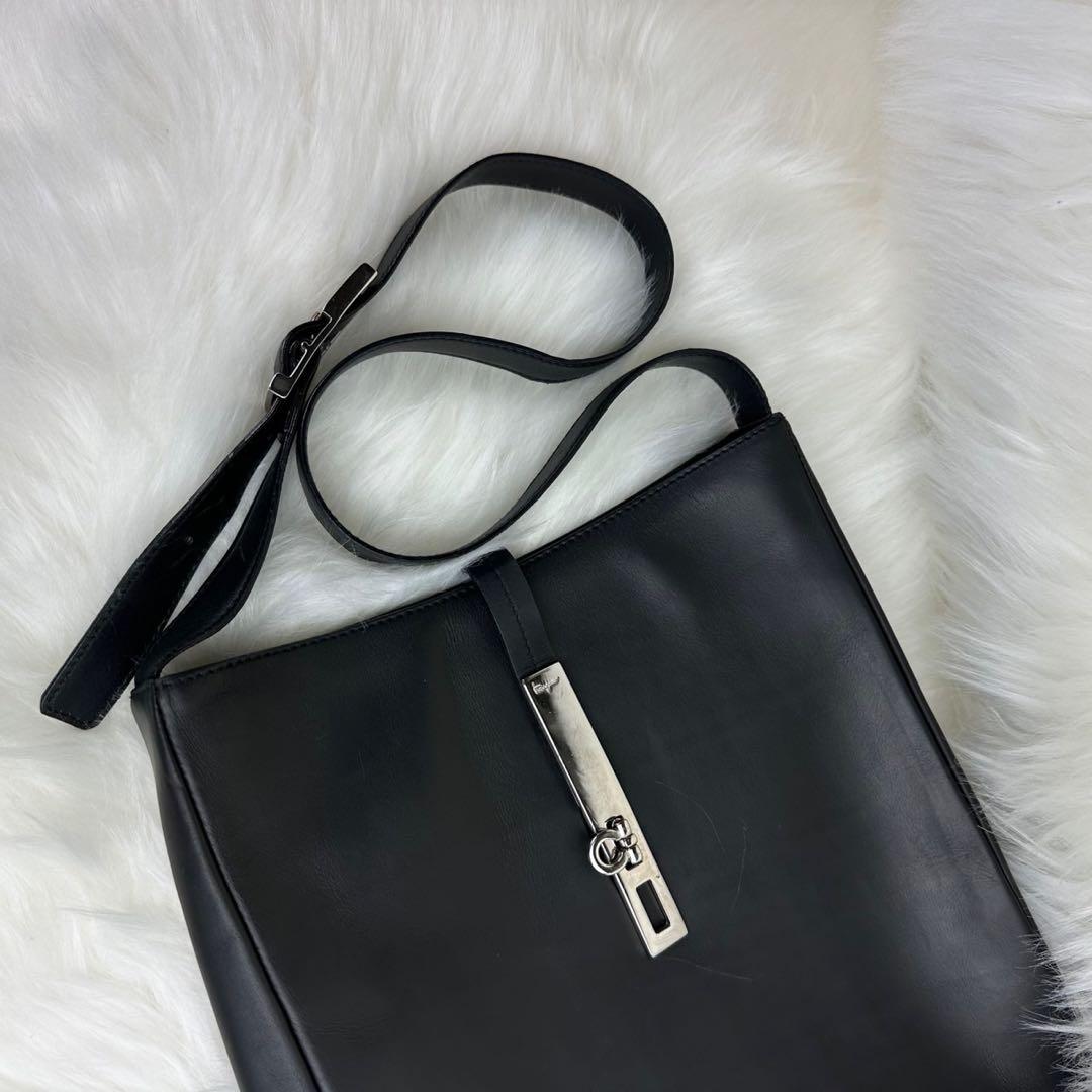 人気モデル✨ フェラガモ ショルダーバッグ ガンチーニ ロック金具 レザー