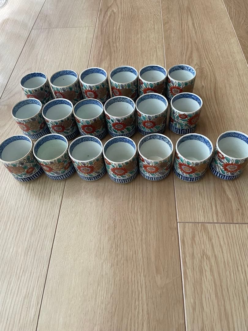 九谷焼？　染め付け　花柄ぐいのみ 19客