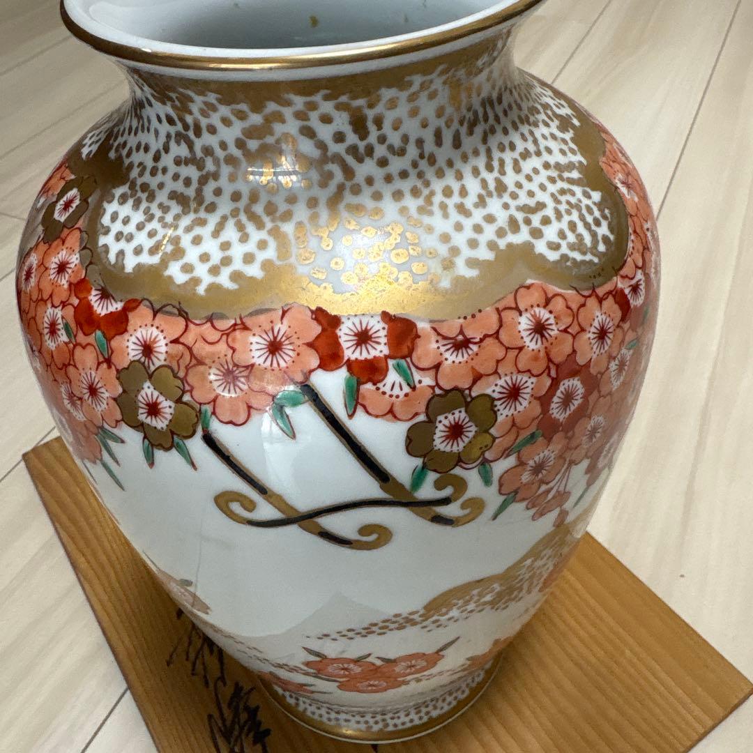 花柄と車輪のデザインの陶器花瓶