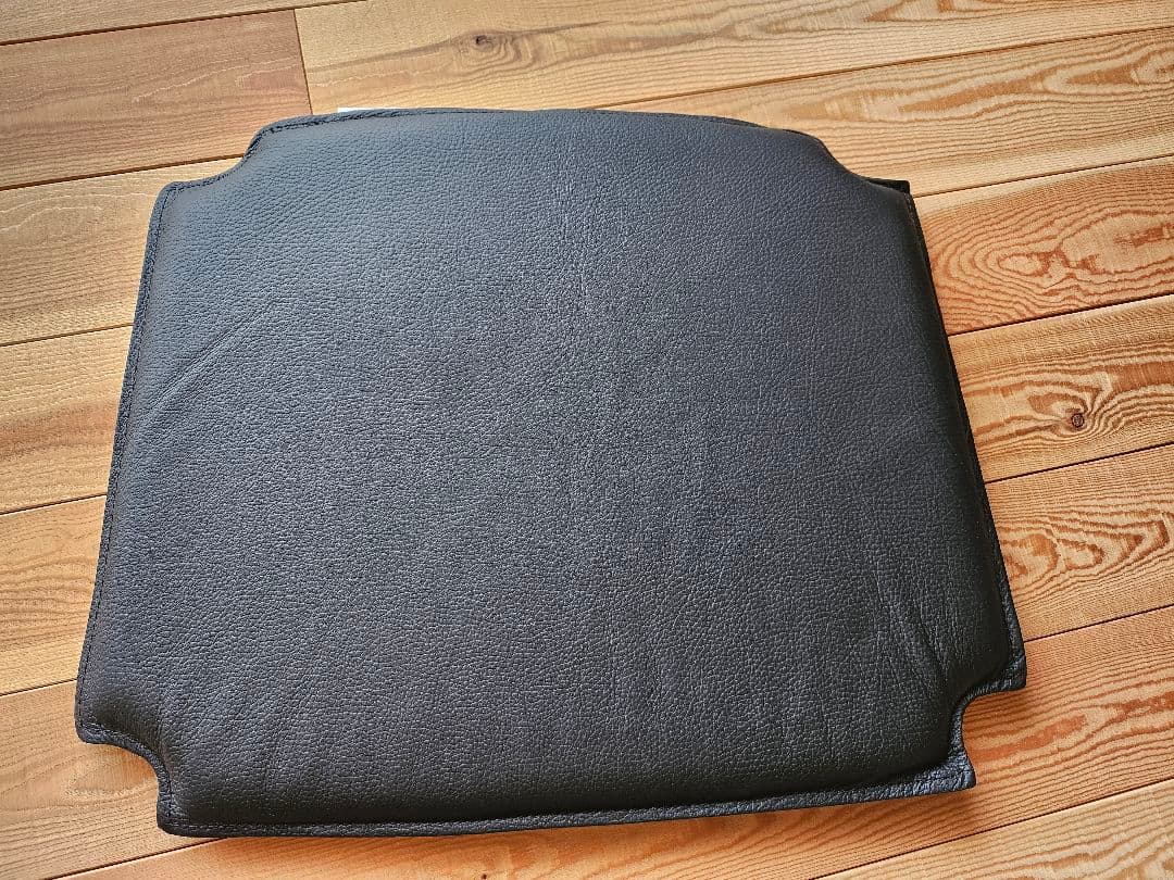 CARL HANSEN & SON ブラックレザー座布団