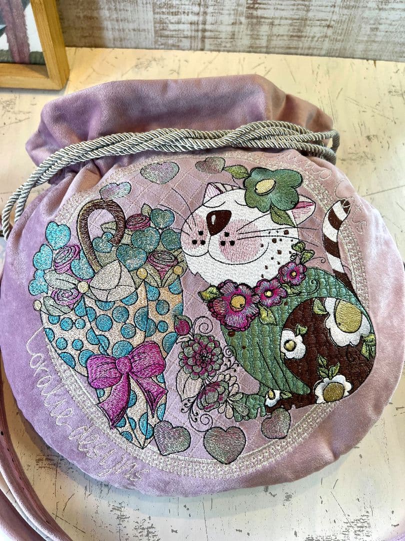 ロラライハリス♡ラベンダーピンクベルベット♡刺繍の丸い巾着ショルダーバッグ