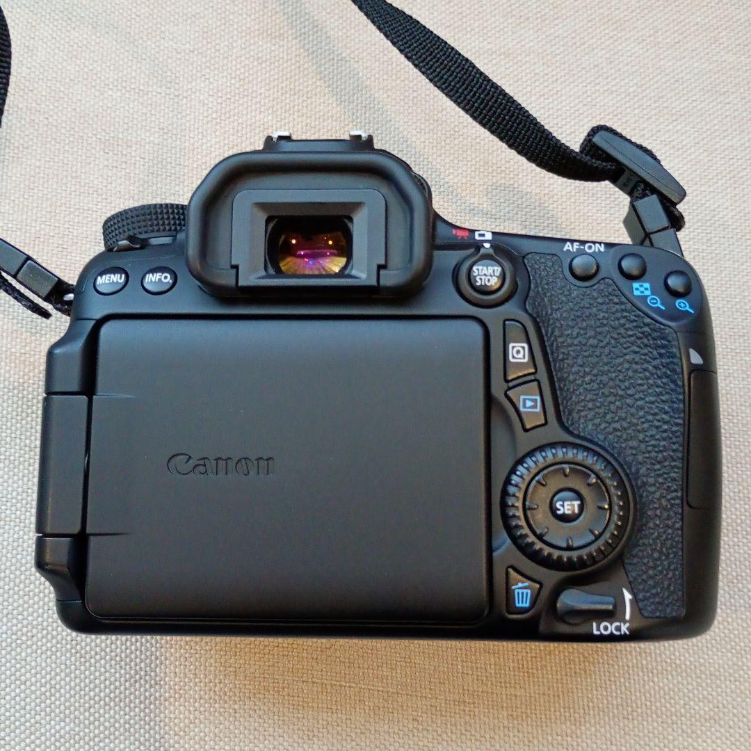 一眼レフCanon EOS70D ズームレンズ、単焦点レンズ、フード、ポーチ付き