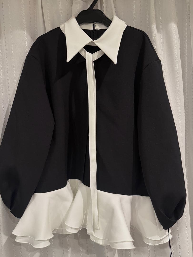 MARONENONFEE モノトーンフレアタイトップス