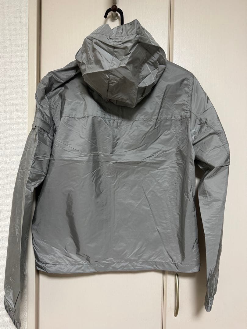 PRADA グレー フード付き ナイロンジャケット『週末三日間限定セール』