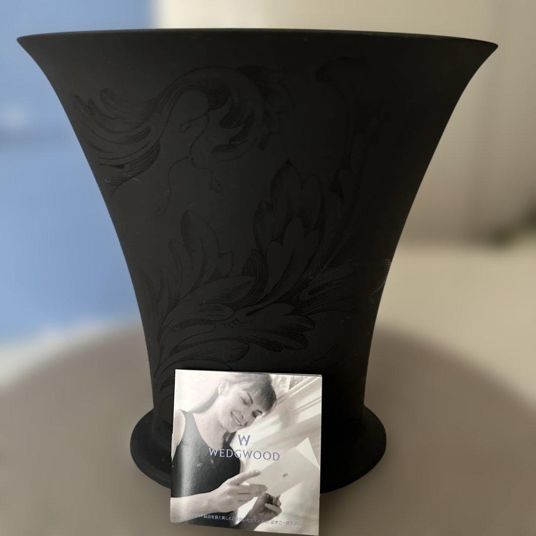 ウエッジウッド　黒い彫刻模様のコーン型花瓶 