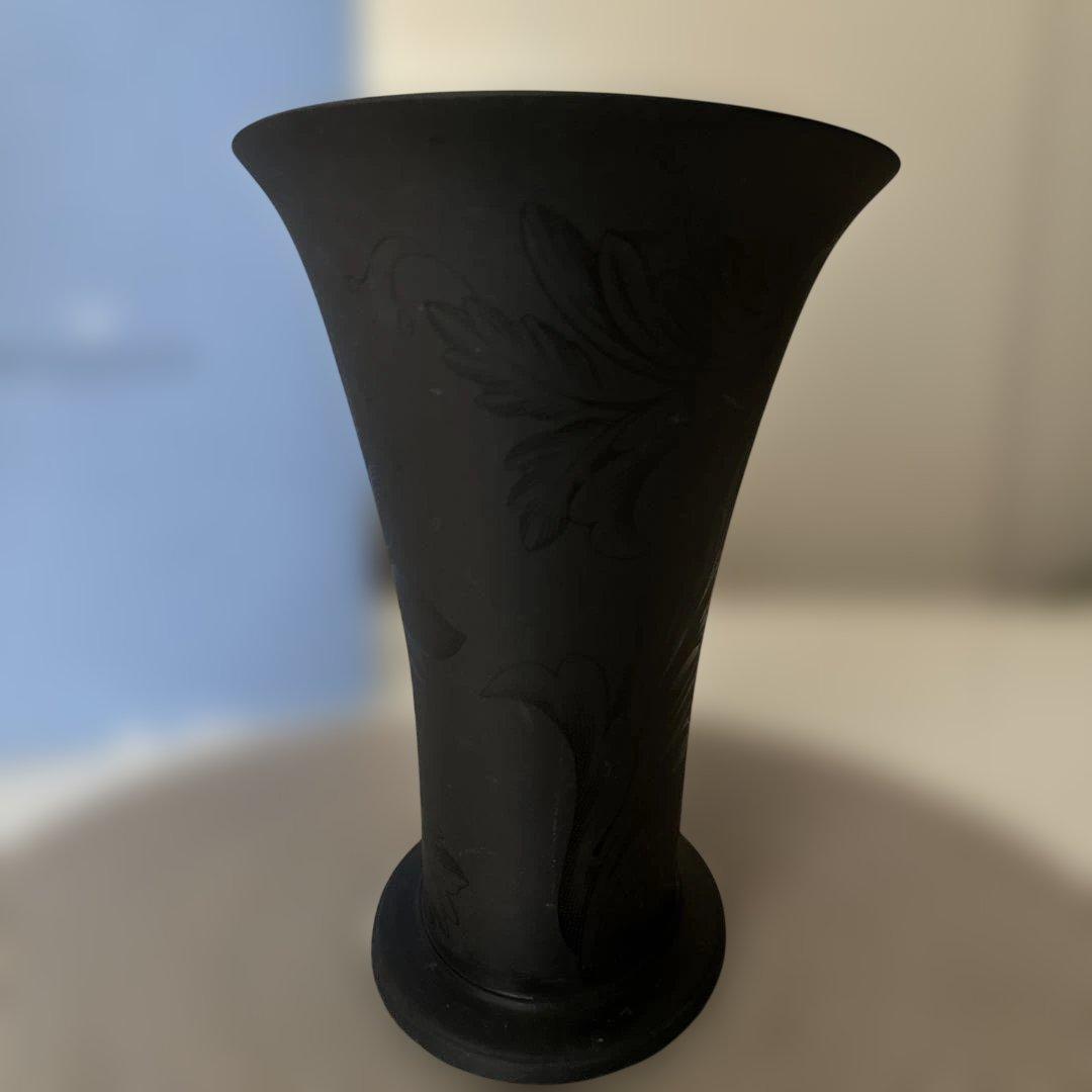 ウエッジウッド　黒い彫刻模様のコーン型花瓶 