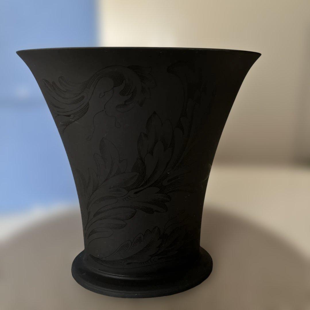ウエッジウッド　黒い彫刻模様のコーン型花瓶 
