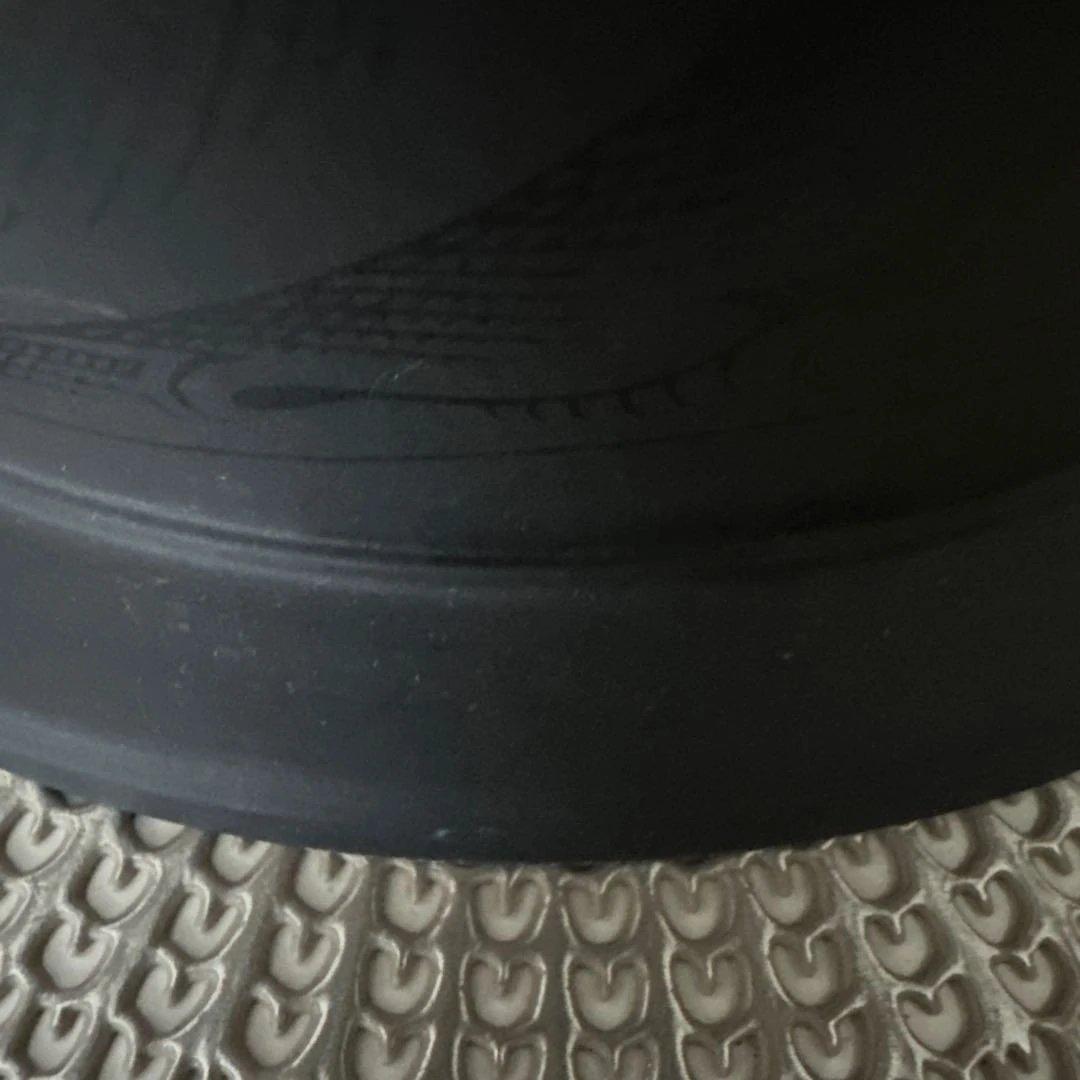 ウエッジウッド　黒い彫刻模様のコーン型花瓶 