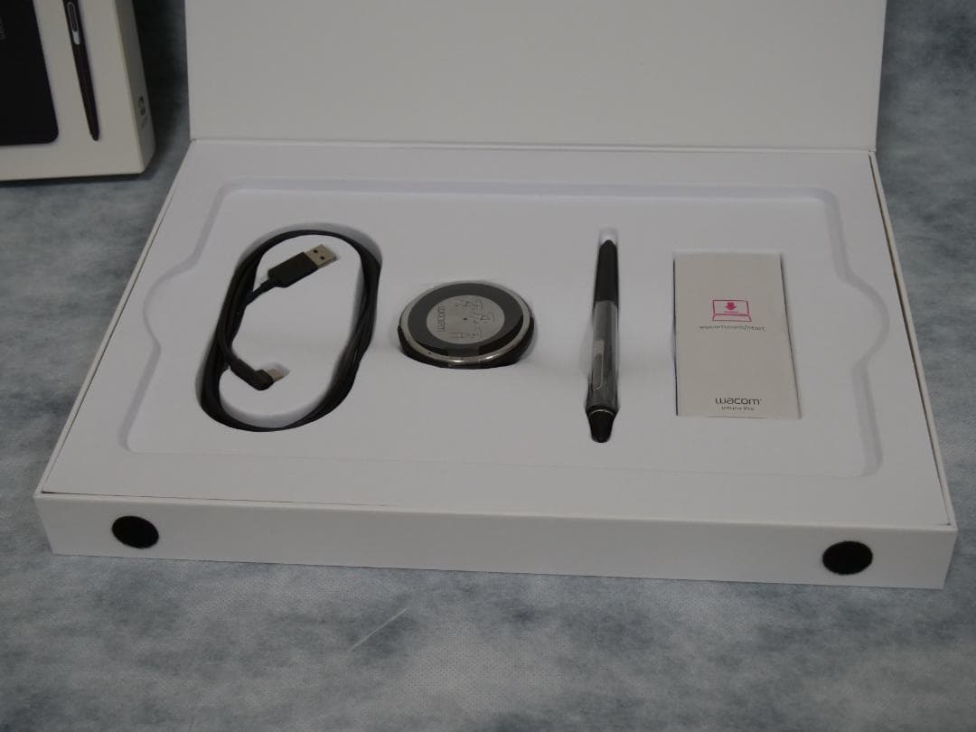 ワコム製ペンタブレット Intuos Pro Medium PTH-660/K0