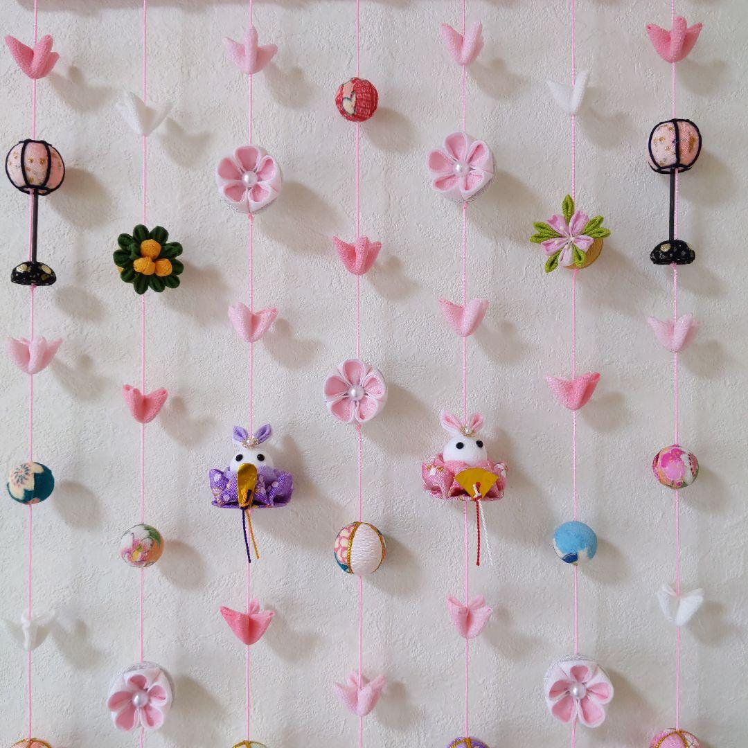ちりめん細工　お花とまりとうさぎ雛の壁掛け下げ飾り