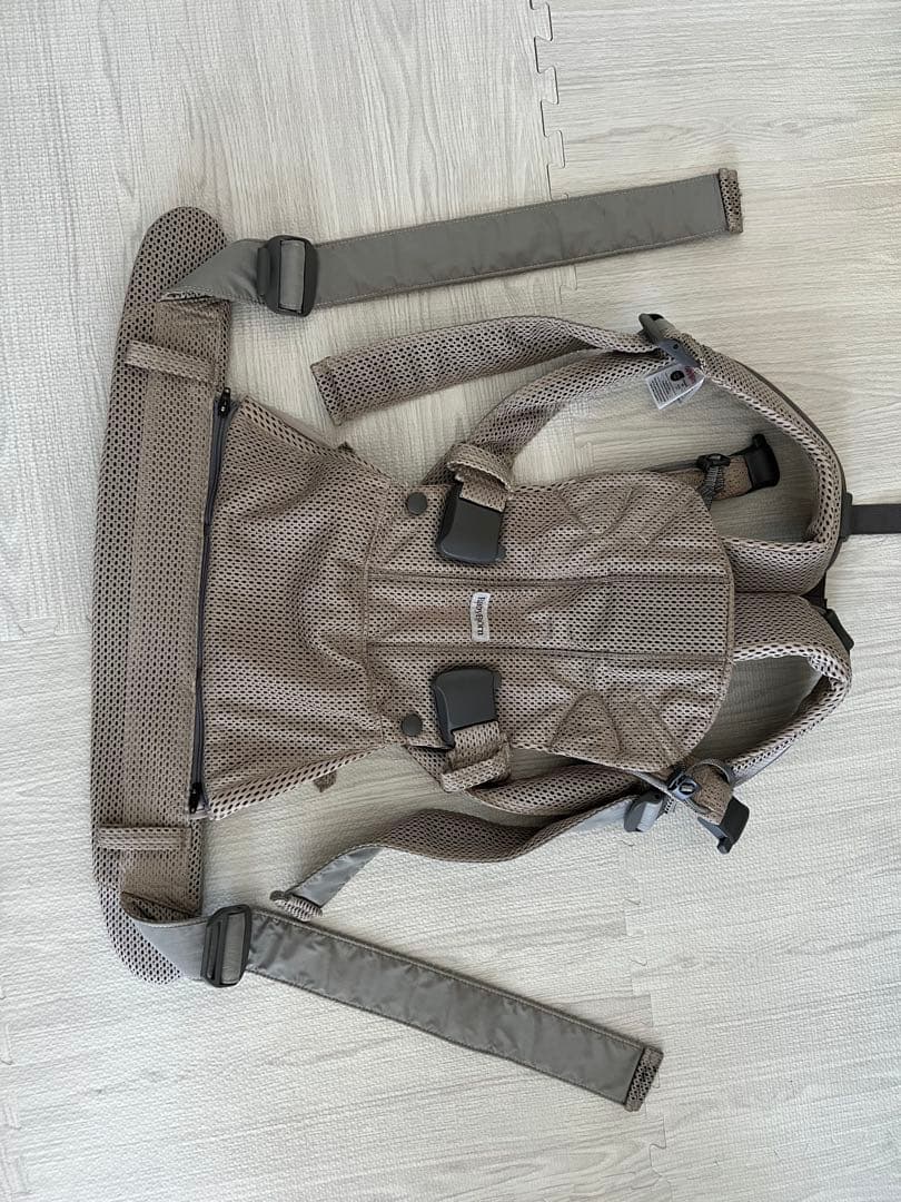 ベビービョルン　ワンカイエアー　グレーベージュ