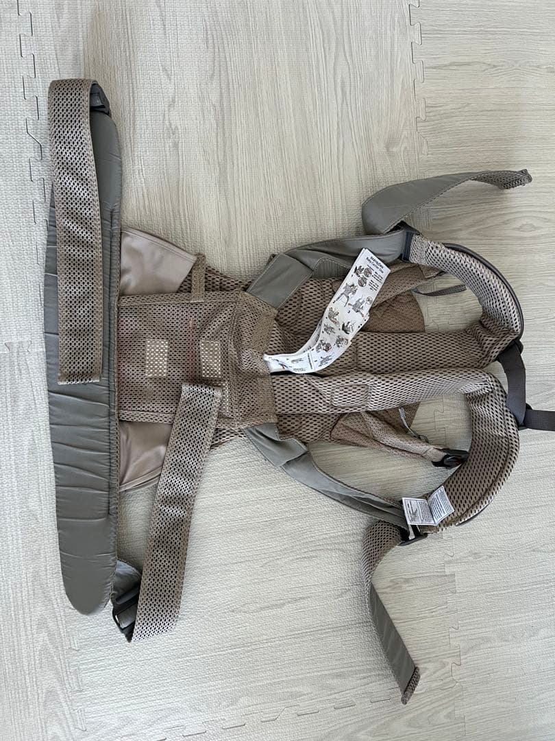 ベビービョルン　ワンカイエアー　グレーベージュ